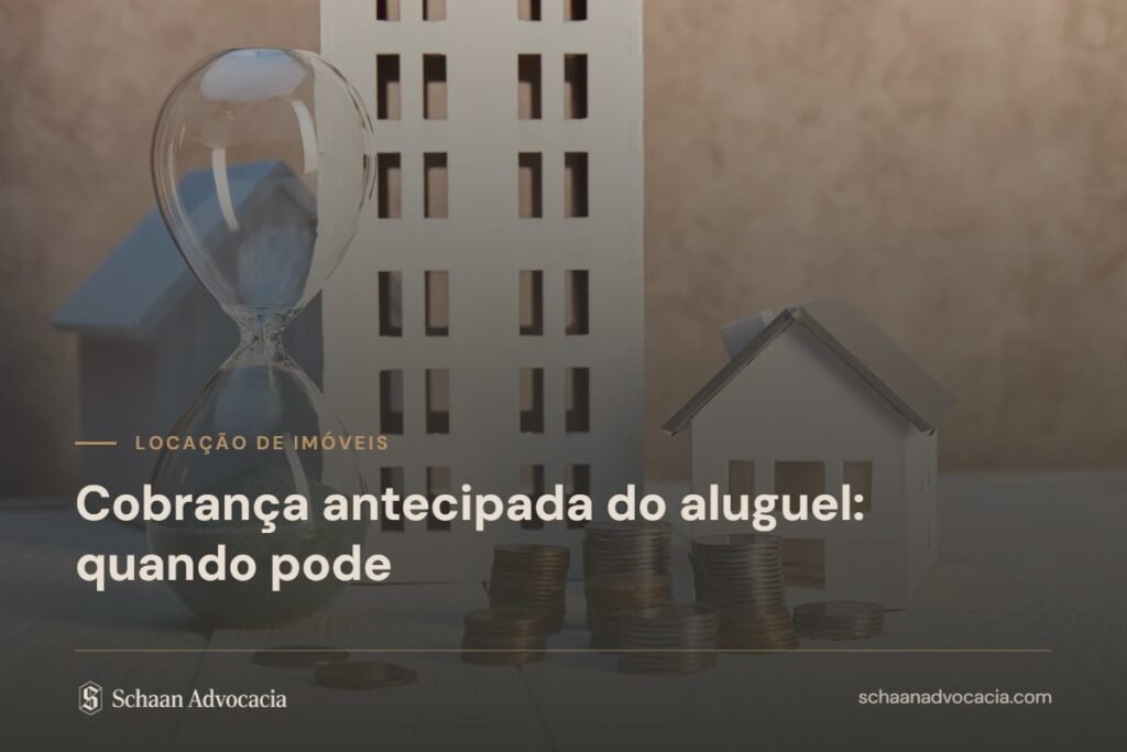 Ampulheta ao lado de maquete de prédio, pilhas de moedas e casa em miniatura