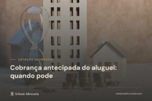 Ampulheta ao lado de maquete de prédio, pilhas de moedas e casa em miniatura