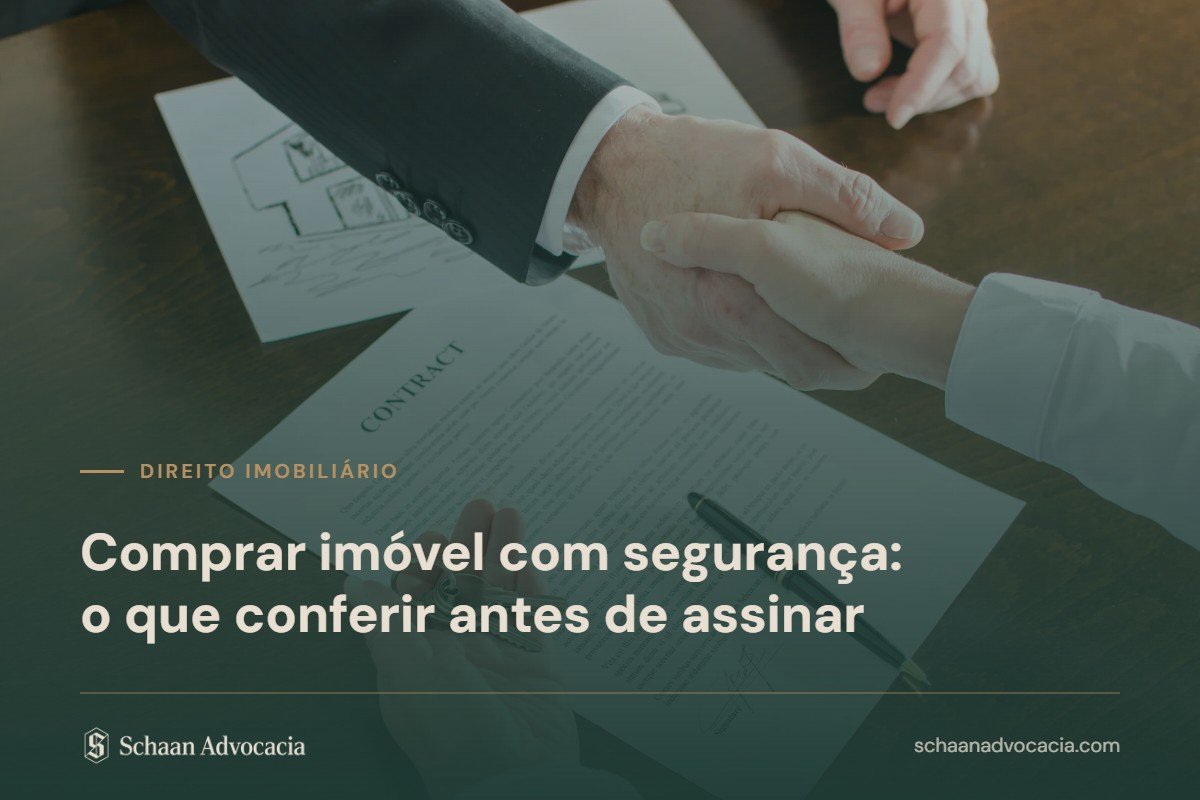 Aperto de mãos sobre contrato de compra e venda de imóvel, com chaves e caneta, sobre a chamada Comprar imóvel com segurança: o que conferir antes de assinar