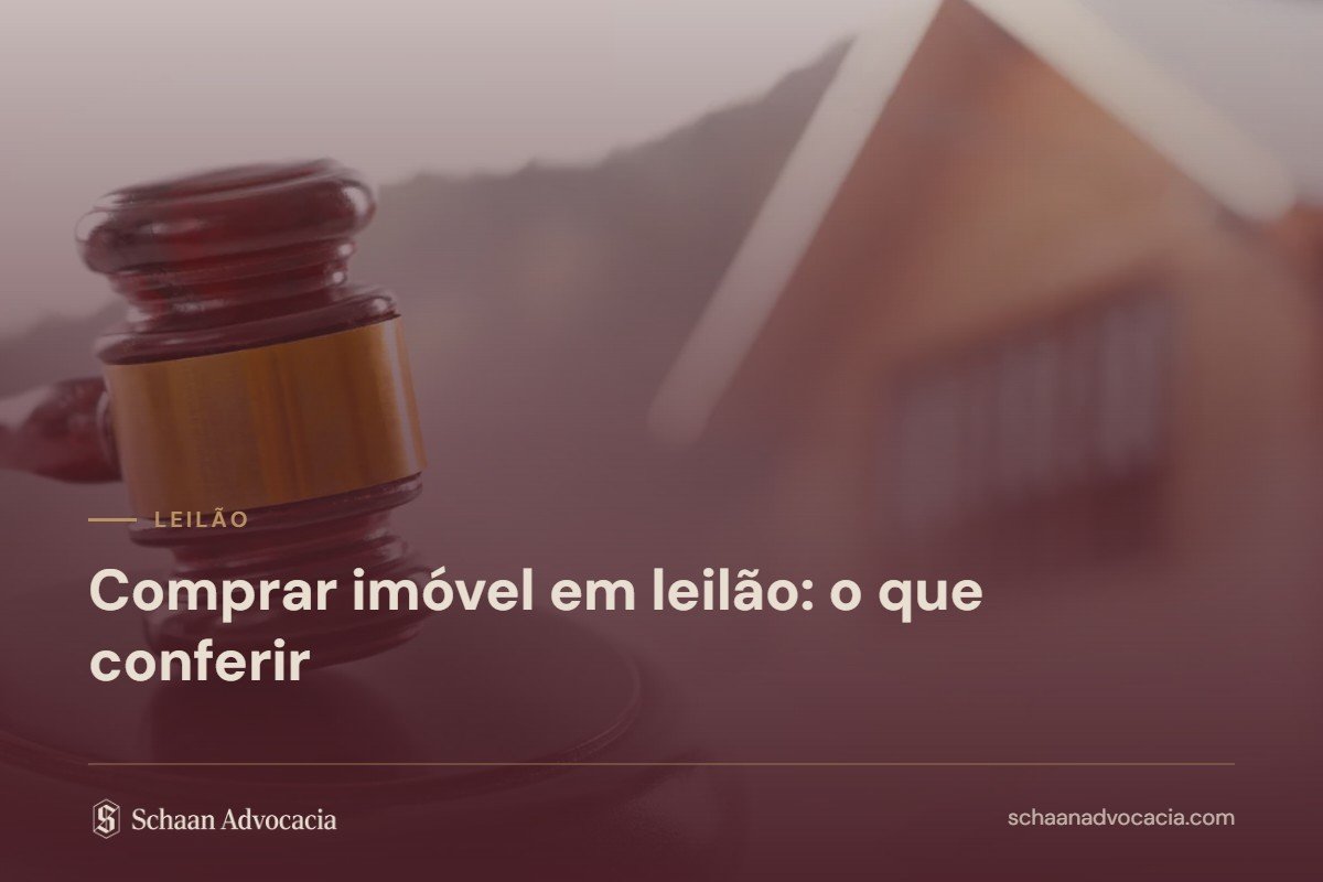 Martelo de leilão sobre imagem desfocada de uma casa, com o título Comprar imóvel em leilão: o que conferir