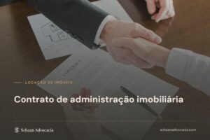 Aperto de mãos sobre mesa com contrato, caneta e chaves de imóvel