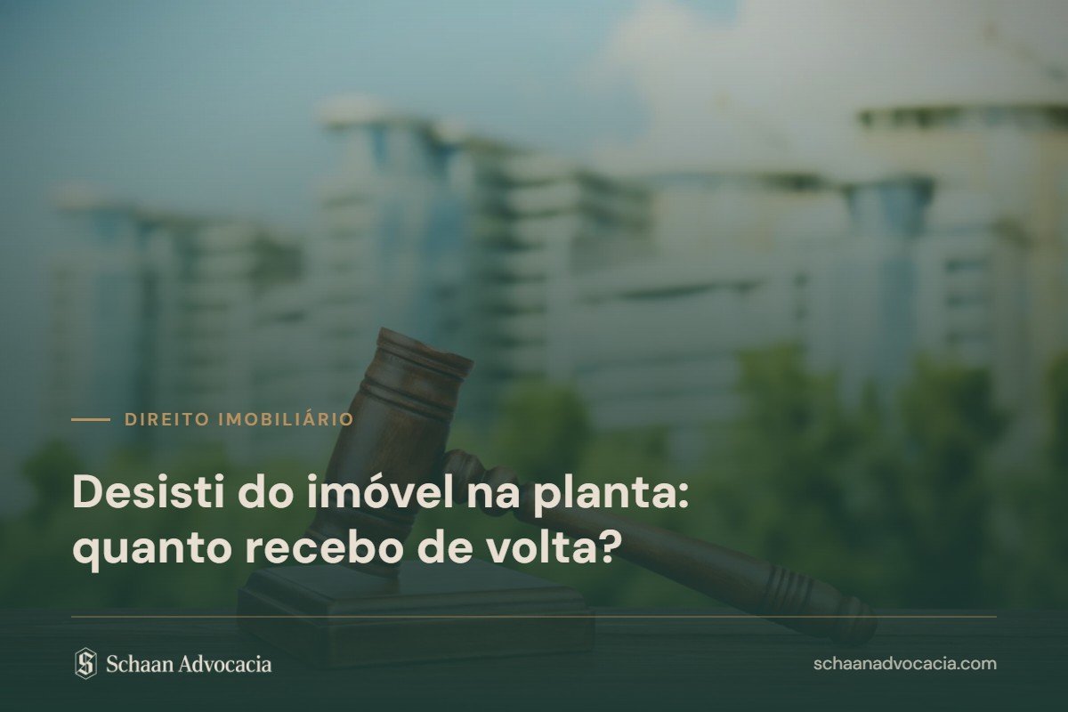 Martelo de juiz sobre mesa com prédios ao fundo, sobre a chamada Desisti do imóvel na planta: quanto recebo de volta?