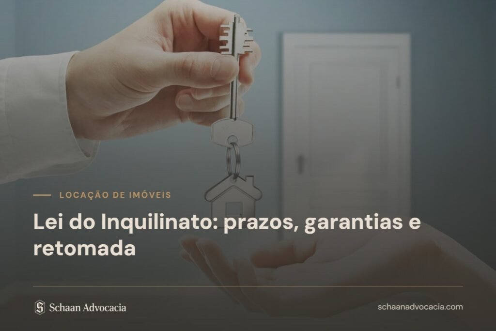 Mão entregando chave com chaveiro em forma de casa a outra mão aberta, diante de uma porta