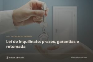 Mão entregando chave com chaveiro em forma de casa a outra mão aberta, diante de uma porta