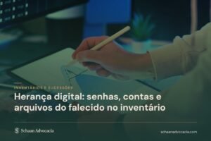 Mão escrevendo com lápis digital sobre tablet, sob a chamada Herança digital: senhas, contas e arquivos do falecido no inventário