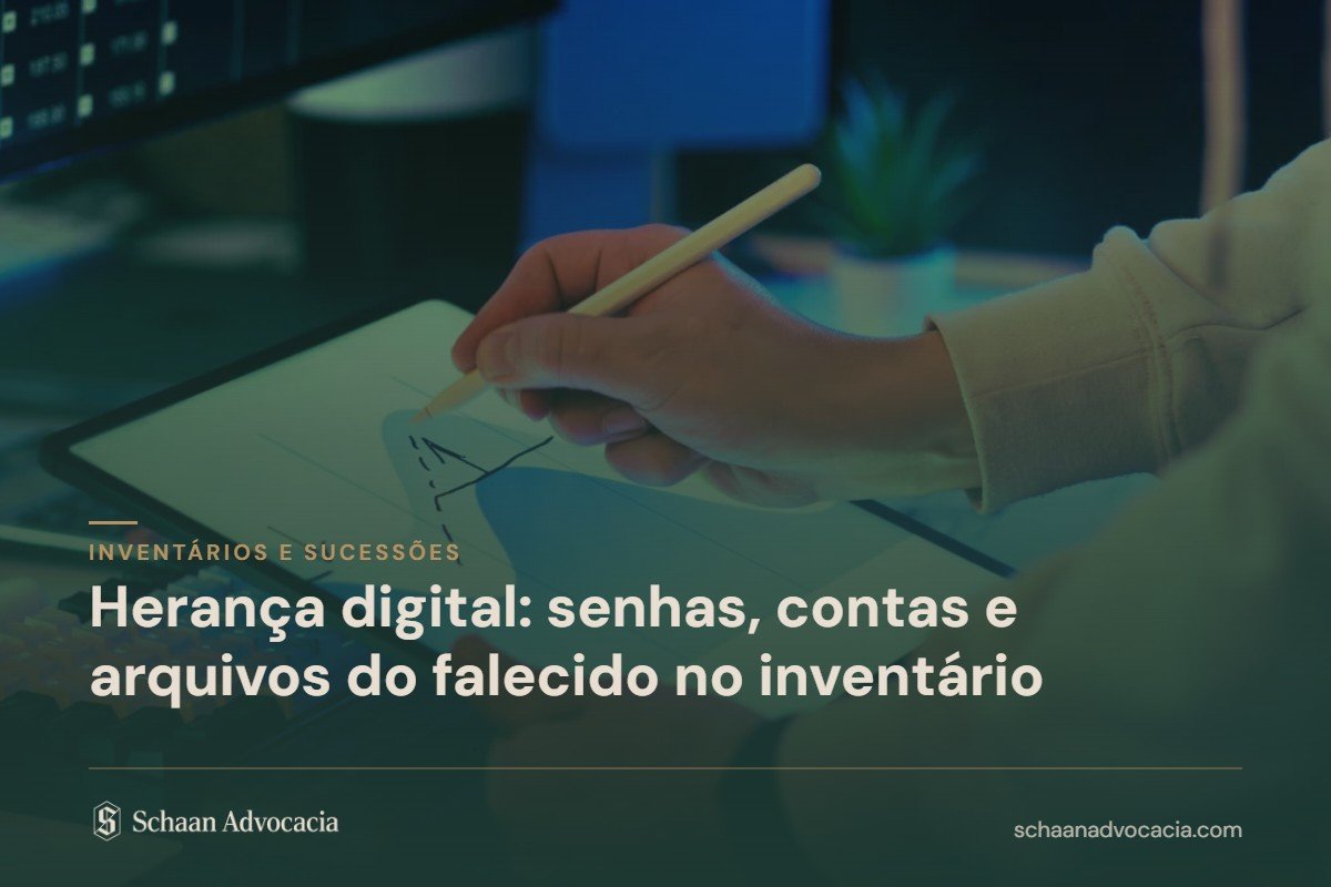 Mão escrevendo com lápis digital sobre tablet, sob a chamada Herança digital: senhas, contas e arquivos do falecido no inventário