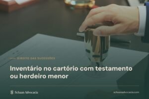 Mão carimbando documento em tabelionato, sobre a chamada Inventário no cartório com testamento ou herdeiro menor