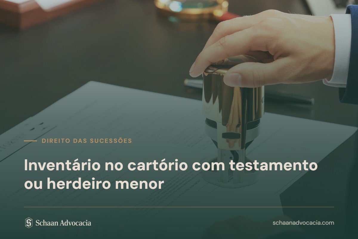 Mão carimbando documento em tabelionato, sobre a chamada Inventário no cartório com testamento ou herdeiro menor