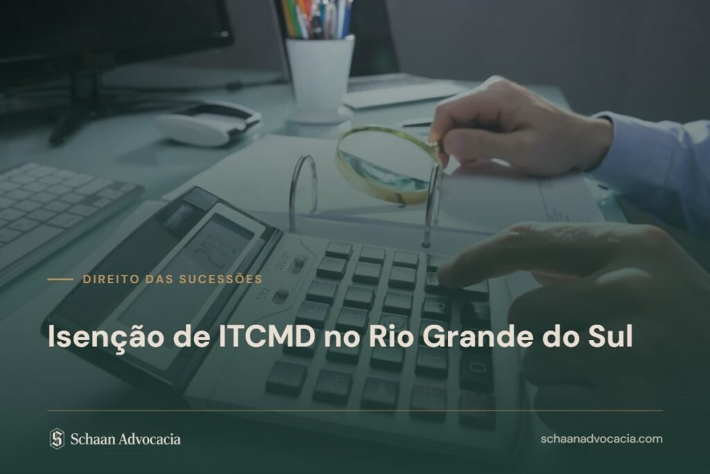 Calculadora e documentos sobre a mesa, representando o cálculo do imposto sobre a herança