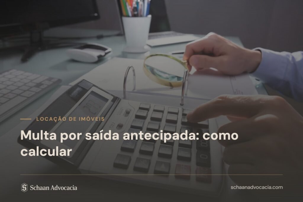 Mão operando calculadora sobre documentos, ao lado de teclado e lupa