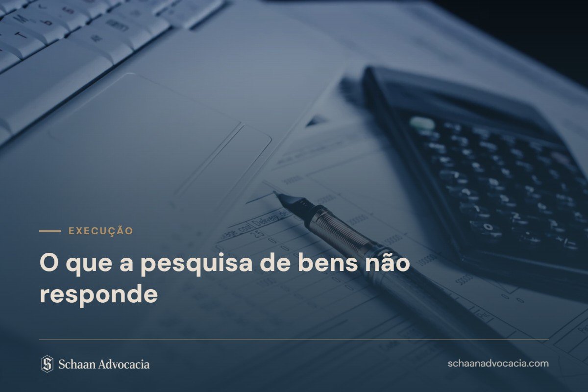 Documentos financeiros, caneta e calculadora, com o título O que a pesquisa de bens não responde