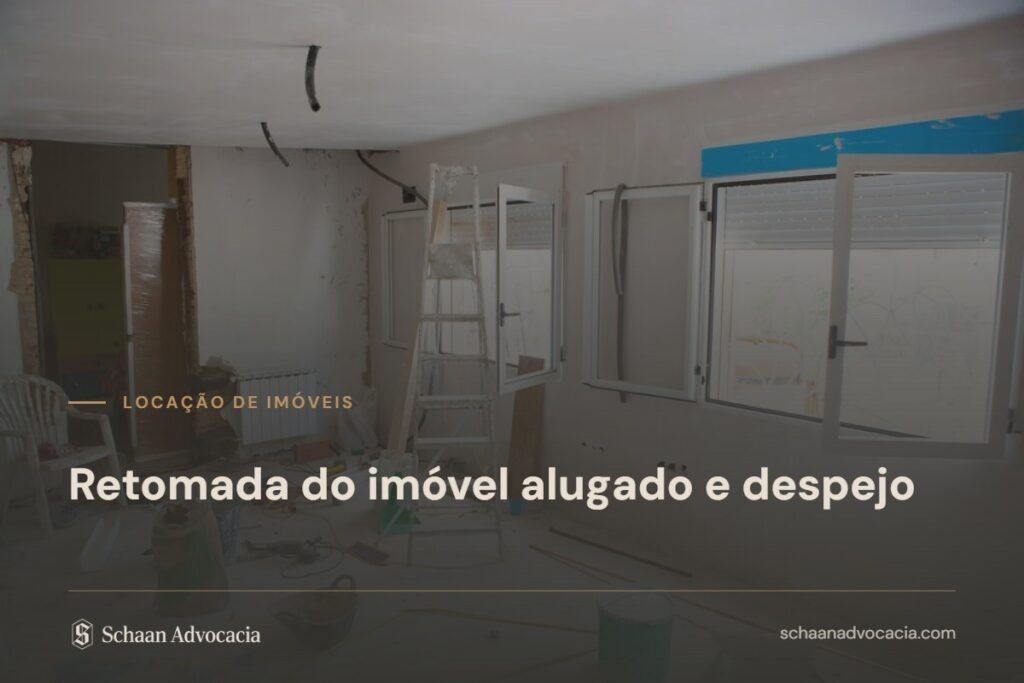 Cômodo vazio de imóvel em reforma, com escada e materiais no chão
