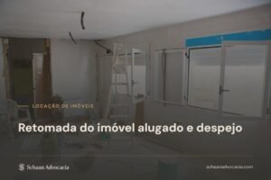 Cômodo vazio de imóvel em reforma, com escada e materiais no chão
