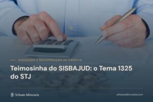 Mãos operando calculadora e escrevendo sobre documentos, com cédulas e moedas na mesa