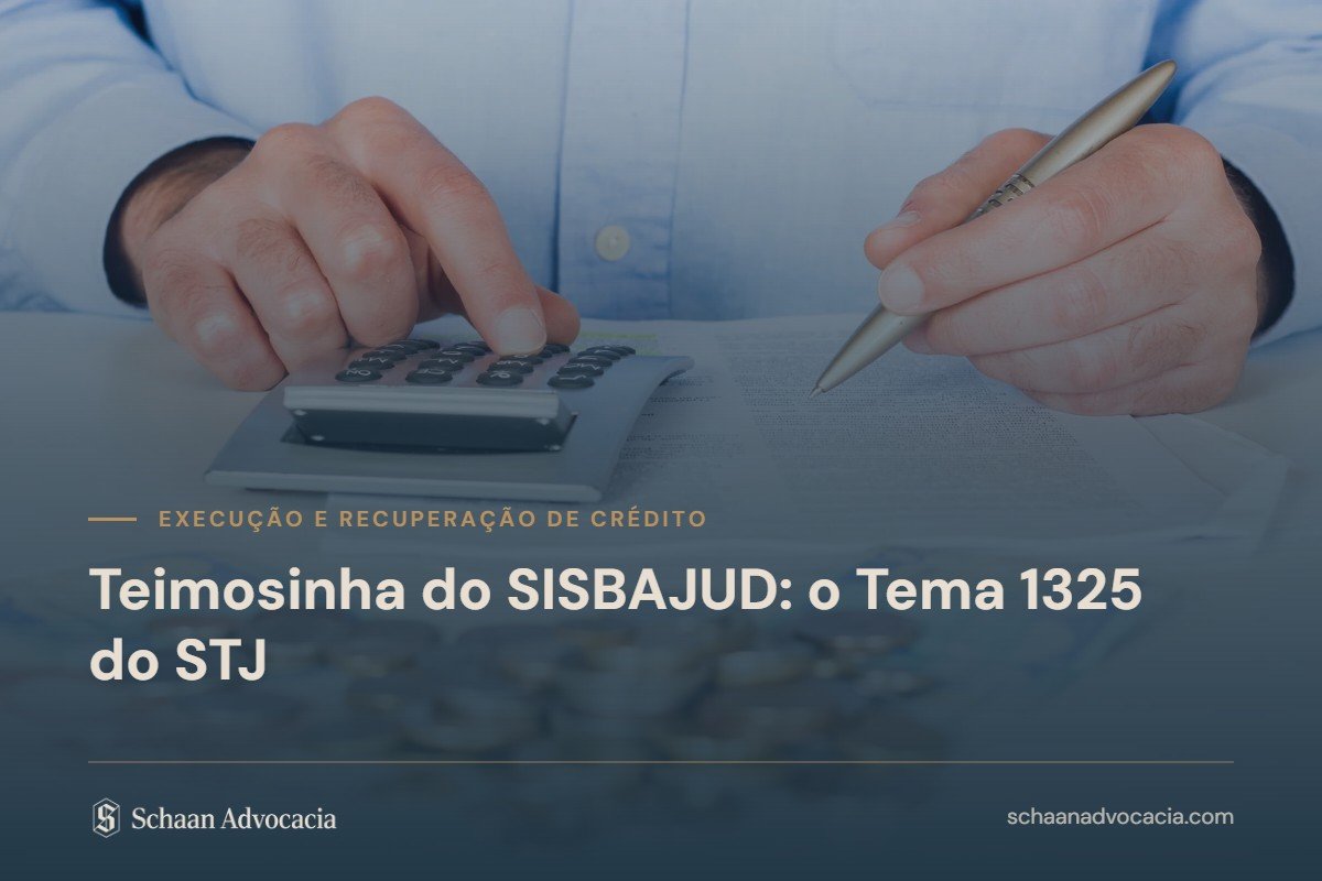 Mãos operando calculadora e escrevendo sobre documentos, com cédulas e moedas na mesa
