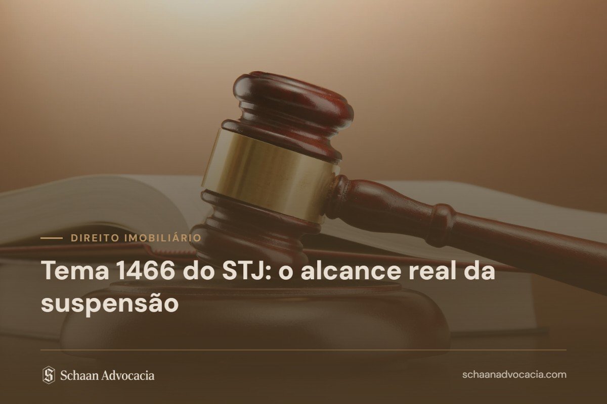 Martelo de juiz sobre livro aberto, com o título Tema 1466 do STJ: o alcance real da suspensão