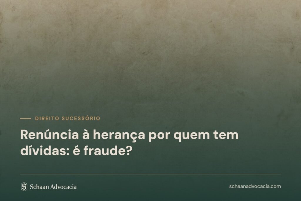 Textura de pergaminho sob véu verde, com o título do artigo sobre renúncia à herança por devedor