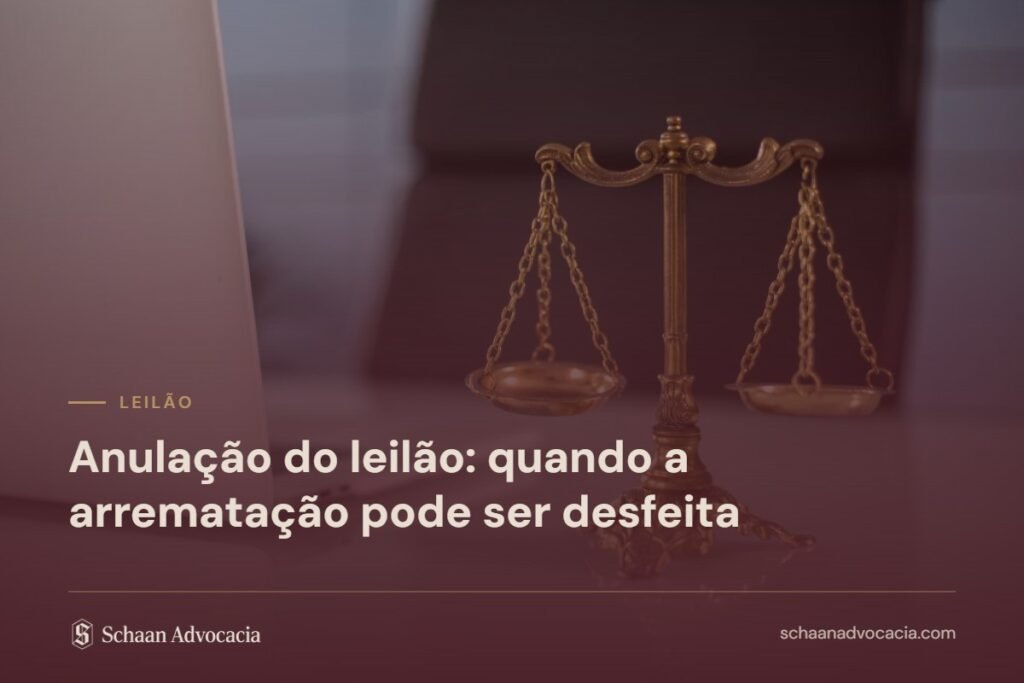 Balança da justiça sob véu bordô, com o título do artigo sobre anulação da arrematação