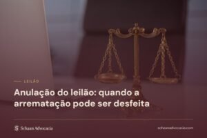 Balança da justiça sob véu bordô, com o título do artigo sobre anulação da arrematação