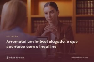 Martelo de leilão sob véu bordô, com o título do artigo sobre imóvel alugado arrematado em leilão