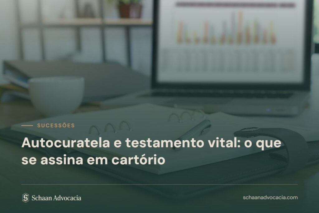 Mesa de escritório com caderno, caneta e documentos, sob véu verde, com o título do artigo sobre autocuratela e testamento vital