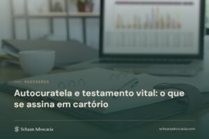 Mesa de escritório com caderno, caneta e documentos, sob véu verde, com o título do artigo sobre autocuratela e testamento vital