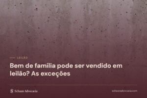 Textura de concreto sob véu bordô, com o título do artigo sobre penhora do bem de família