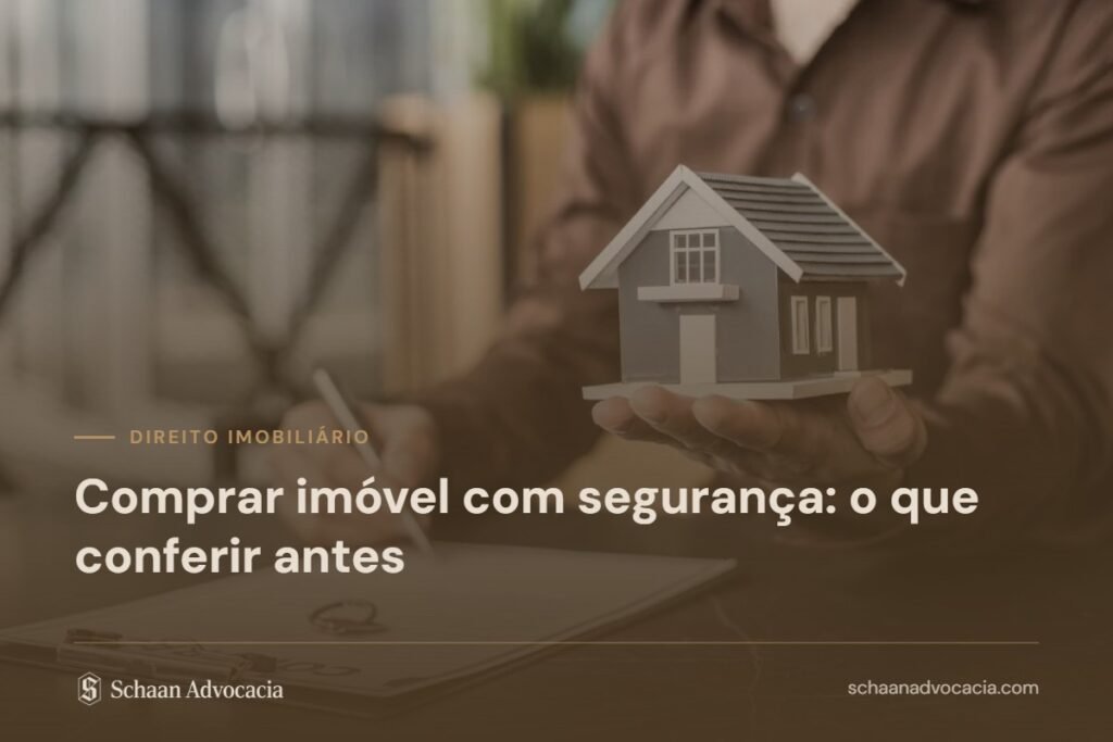 Maquete de casa sobre contrato assinado, sob véu marrom, com o título do artigo sobre segurança na compra de imóvel