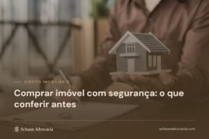 Maquete de casa sobre contrato assinado, sob véu marrom, com o título do artigo sobre segurança na compra de imóvel