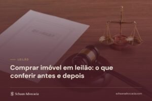 Martelo de leilão sob véu bordô, com o título do artigo sobre o que conferir na compra em leilão