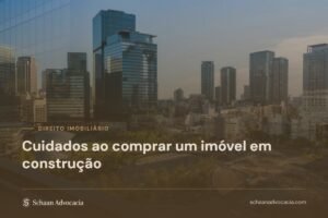 Prédio de apartamentos sob véu marrom, com o título do artigo sobre compra de imóvel em construção