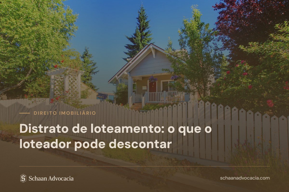 Casa atrás de cerca de madeira branca em rua arborizada, sob véu marrom, com o título do artigo sobre distrato de loteamento