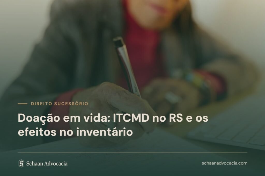 Mãos idosas assinando documento sob véu verde, com o título do artigo sobre doação em vida e ITCMD
