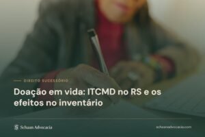 Mãos idosas assinando documento sob véu verde, com o título do artigo sobre doação em vida e ITCMD