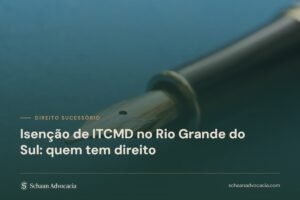 Caneta-tinteiro sobre documento, sob véu verde, com o título do artigo sobre isenção de ITCMD no RS