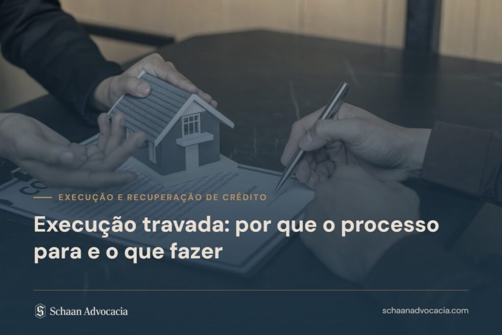 Mesa de escritório sob véu petróleo, com o título do artigo sobre execução travada