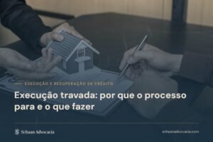 Mesa de escritório sob véu petróleo, com o título do artigo sobre execução travada