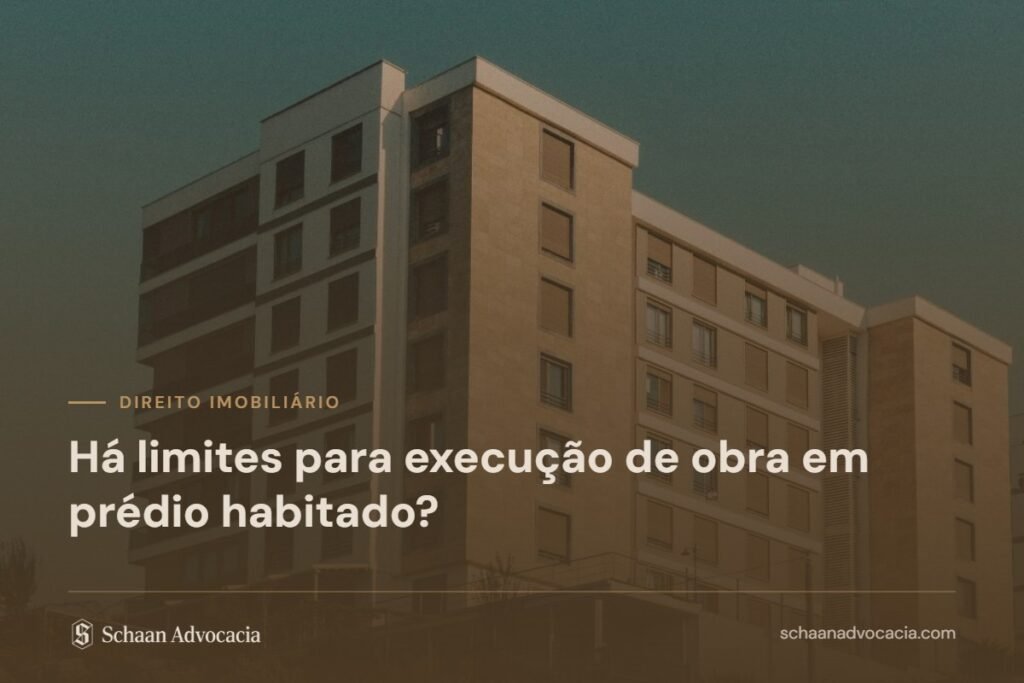 Prédio residencial sob véu marrom, com o título do artigo sobre limites da obra em prédio habitado