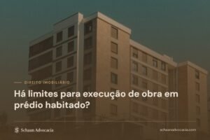 Prédio residencial sob véu marrom, com o título do artigo sobre limites da obra em prédio habitado