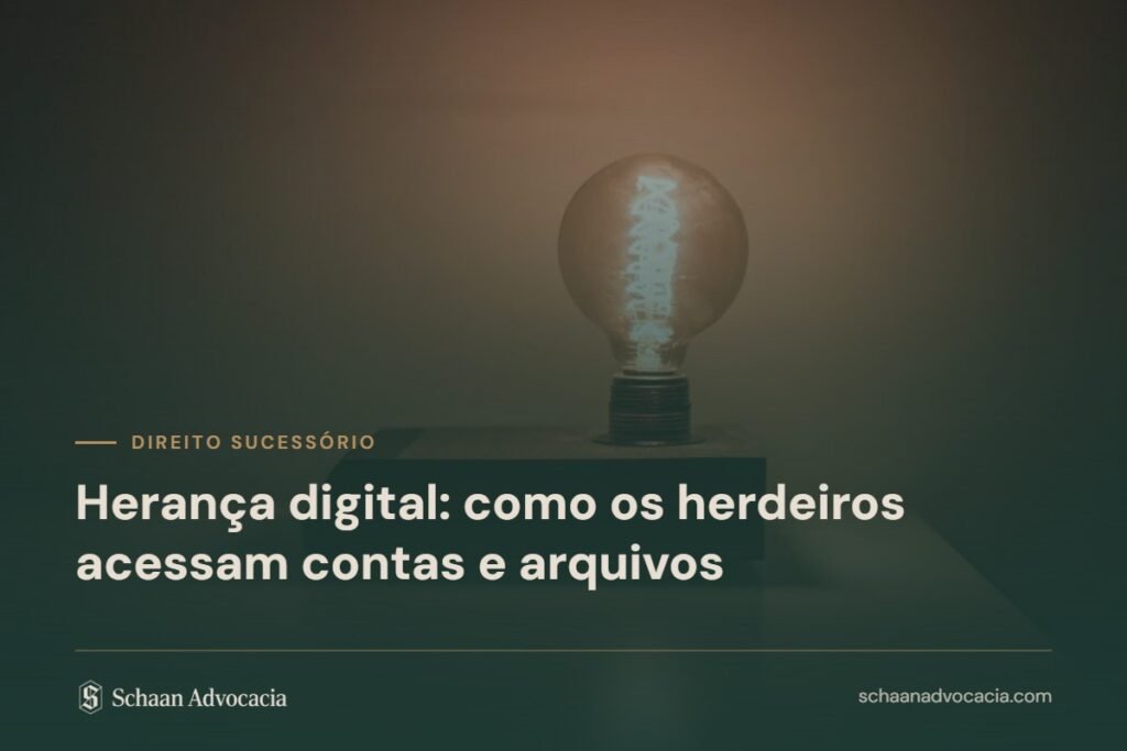 Mesa de escritório sob véu verde, com o título do artigo sobre herança digital