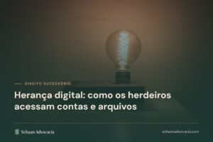 Mesa de escritório sob véu verde, com o título do artigo sobre herança digital