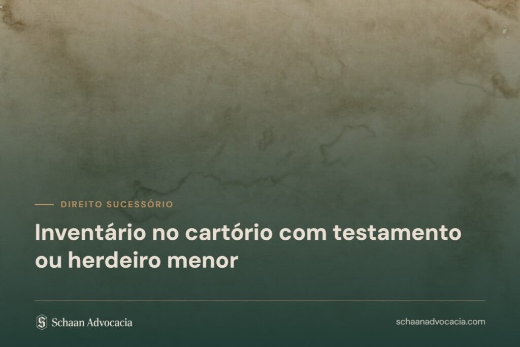 Textura de pergaminho sob véu verde, com o título do artigo sobre inventário extrajudicial com testamento
