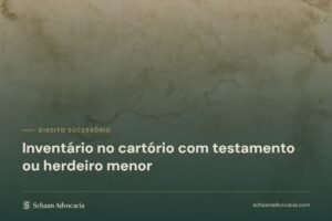 Textura de pergaminho sob véu verde, com o título do artigo sobre inventário extrajudicial com testamento
