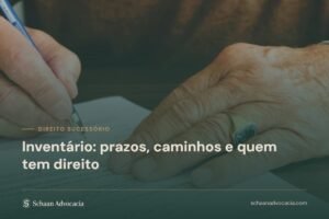 Mãos idosas assinando documento sob véu verde, com o título do artigo sobre prazos e caminhos do inventário