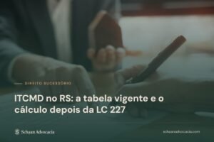Mãos apontando cláusulas de um contrato sobre a mesa, sob véu verde, com o título do artigo sobre a tabela do ITCMD no RS