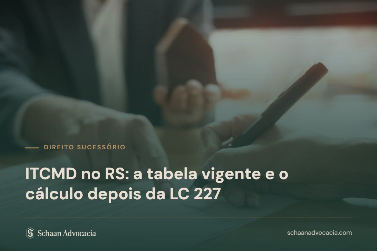 Mãos apontando cláusulas de um contrato sobre a mesa, sob véu verde, com o título do artigo sobre a tabela do ITCMD no RS