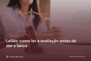Balança da justiça sob véu bordô, com o título do artigo sobre a avaliação do imóvel em leilão