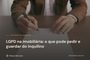 Pessoa assinando um contrato sobre a mesa, sob véu grafite, com o título do artigo sobre a LGPD na imobiliária