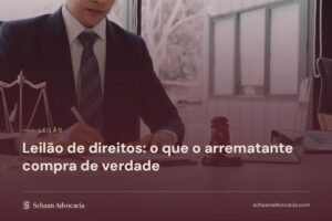 Martelo de leilão sob véu bordô, com o título do artigo sobre leilão de direitos