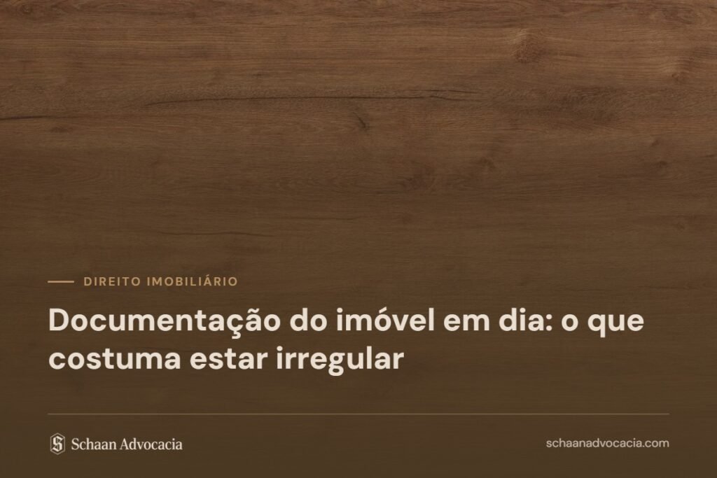 Textura de madeira escura sob véu marrom, com o título do artigo sobre regularização documental do imóvel